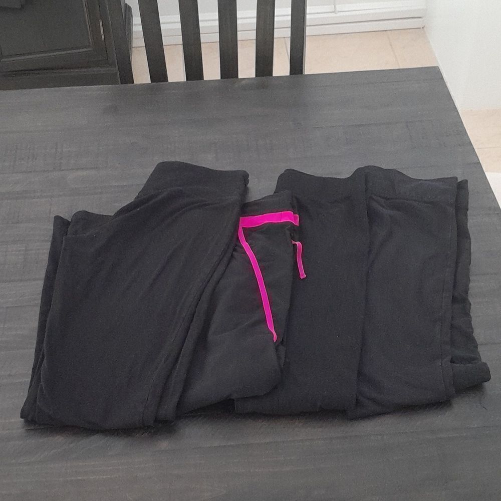 Bundle of yoga pants one Capri others regular length all medium bundle of four